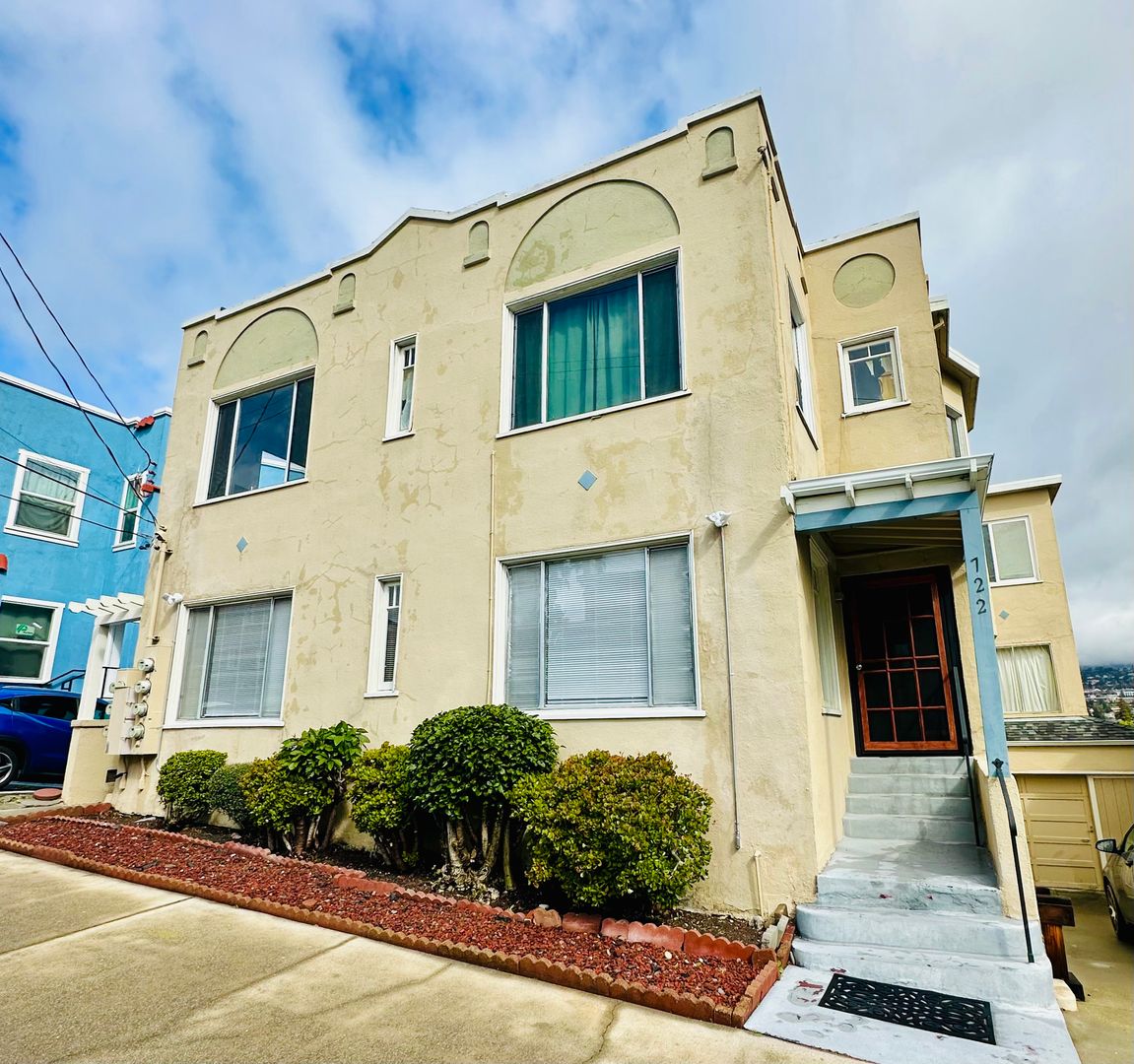 Oakland Apartment: 722 Hillgirt Circle