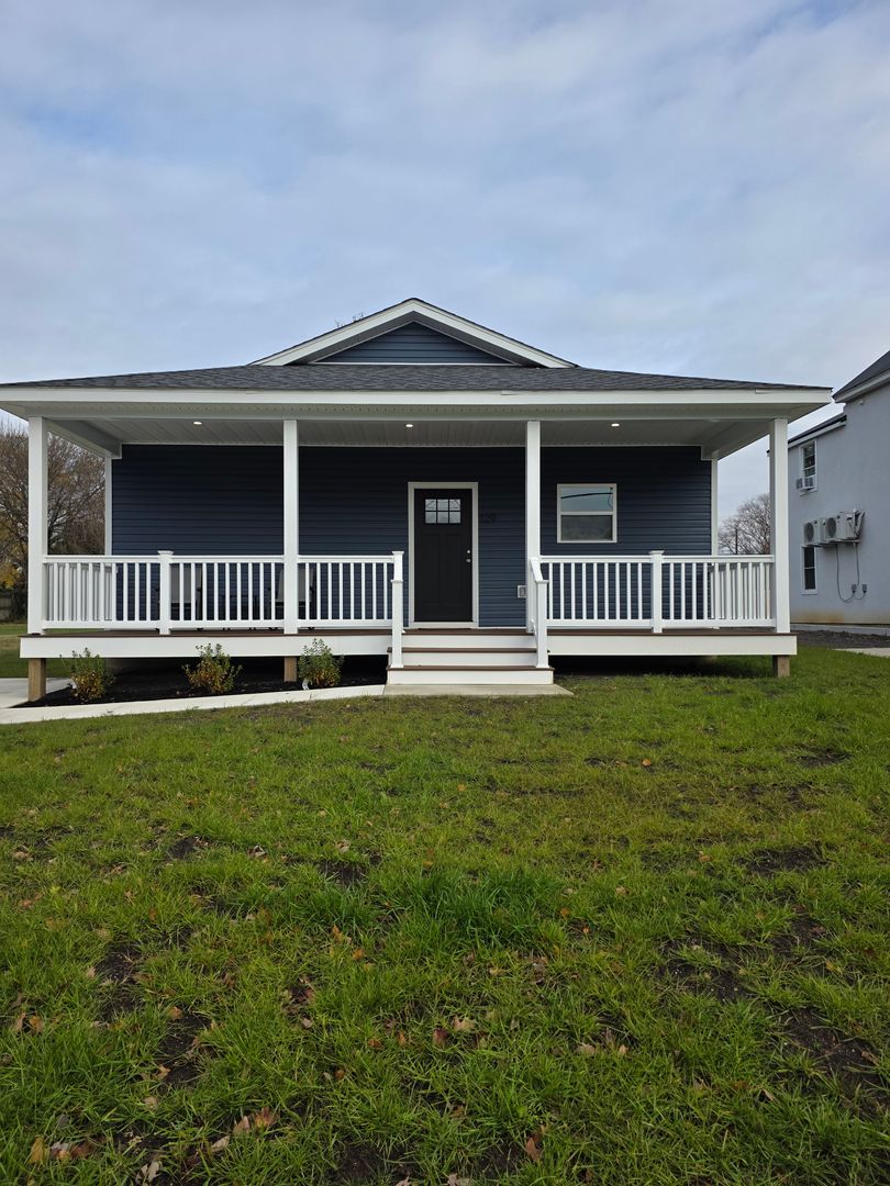 Dover House: 129 Roosevelt Ave