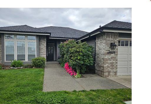 Attention Traveling Professionals!! - East Medford Mid-Term Rental – photo 1