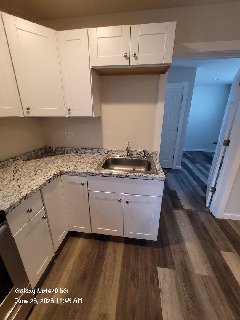 Talent Apartment: 205 S. Pacific Hwy.