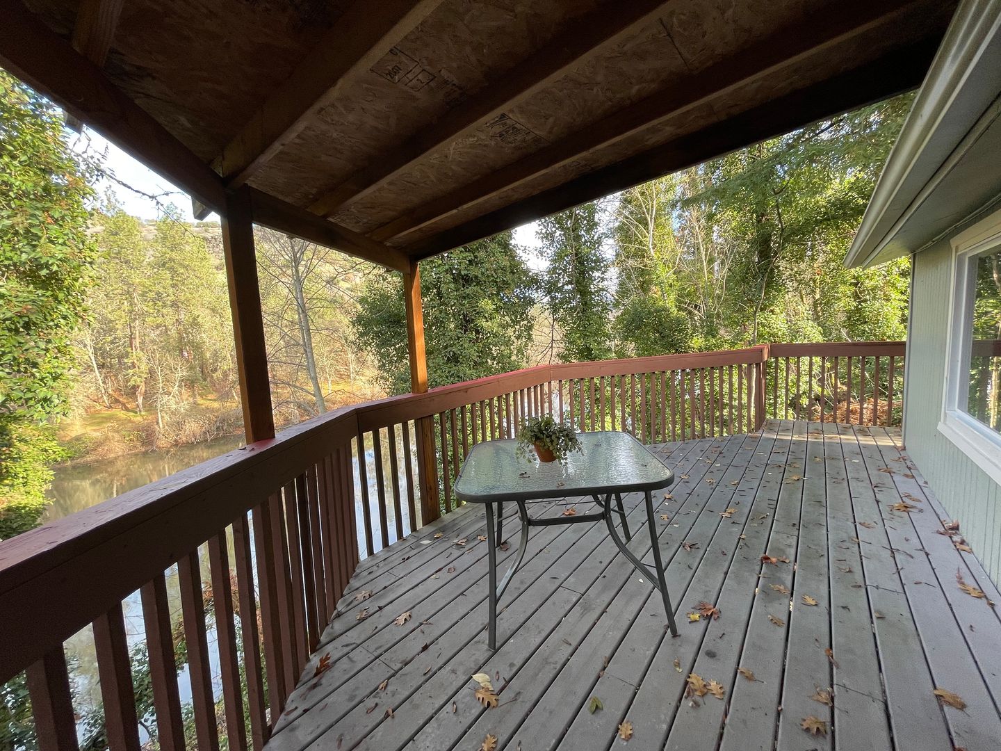 Gold Hill Apartment: 454 Rogue River Hwy.