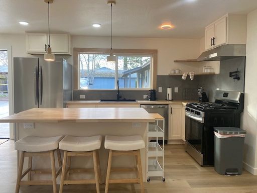 East Medford 1 Bed Apartment - Fully Furnished - Mid-term Rental – photo 1