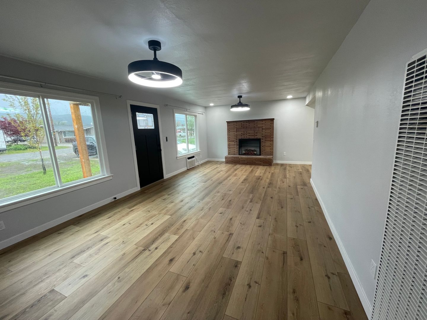 Medford Apartment: 148 & 148 1/2 Winema Way