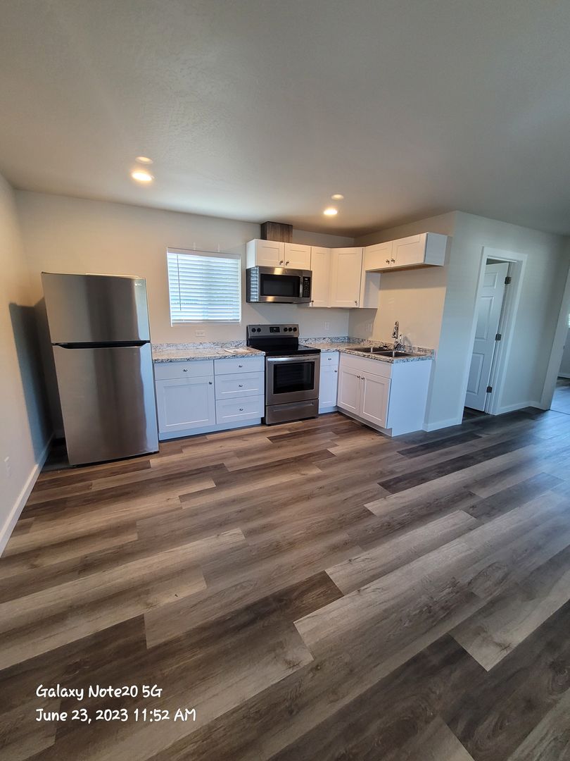 Talent Apartment: 205 S. Pacific Hwy.