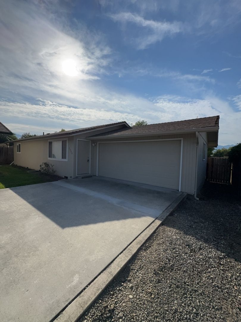 Medford Apartment: 3006 & 3008 Alameda