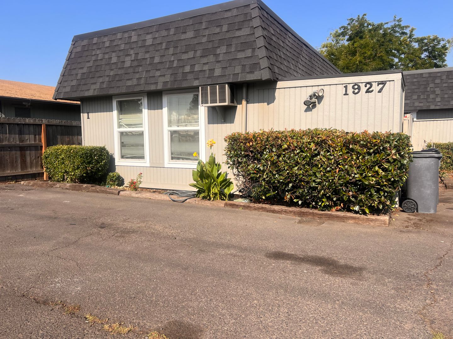 Medford Apartment: 1927 Crater Lake Ave #1 - #4