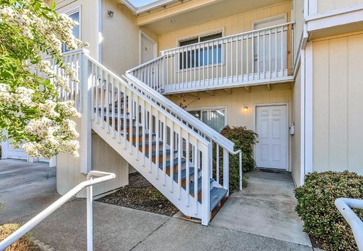 Medford 1 Bedroom 1 Bathroom - 1 Car Garage - Upstairs Unit – photo 1