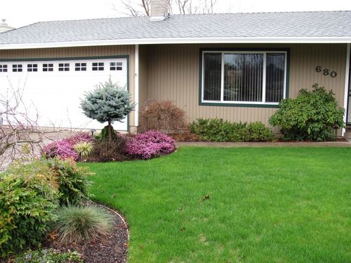 3 bedroom, 2 bathroom house located in Central Point - .18 acre lot