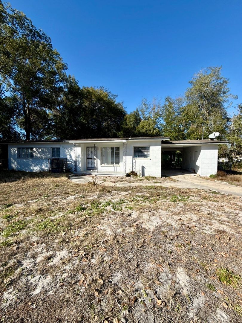 Jacksonville House: 8139 Helston Drive