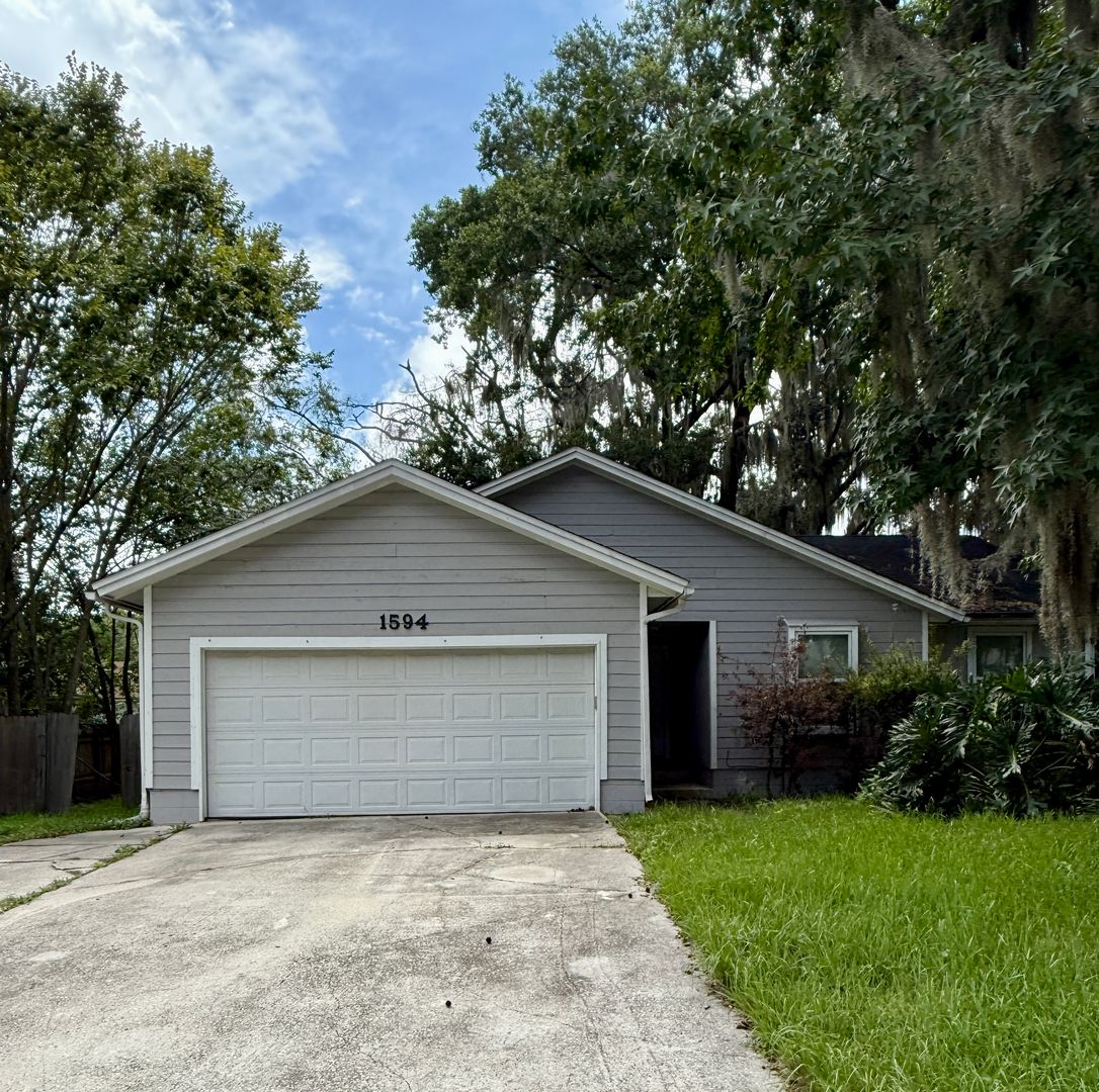 Middleburg House: 1594 East Twin Oak Drive