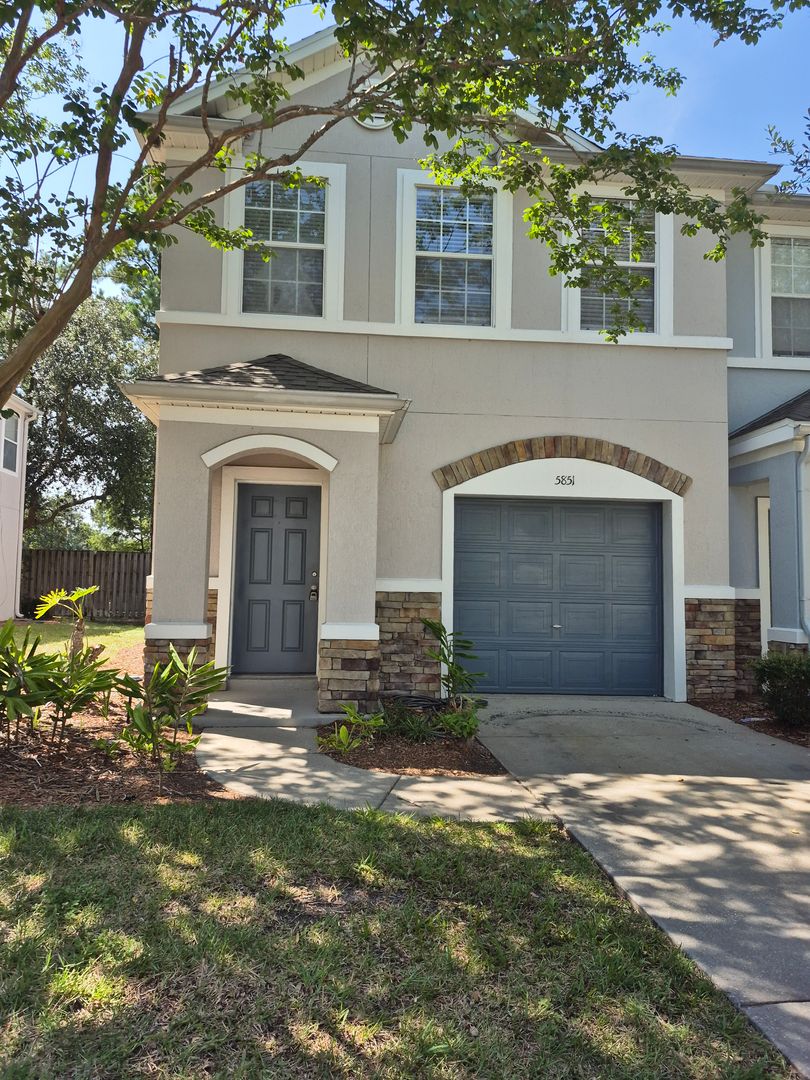 Jacksonville House: 5851 Parkstone Crossing Drive