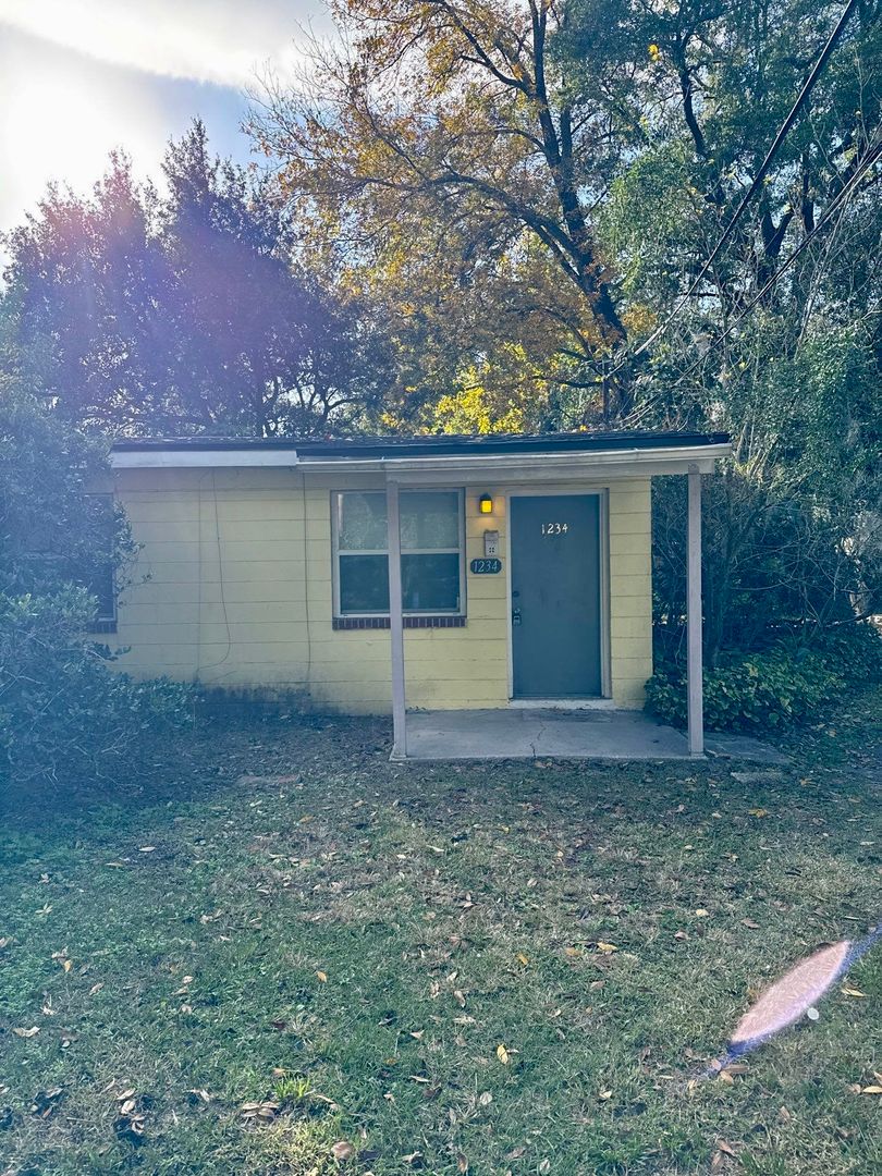 Jacksonville House: 1234 River Bank Court