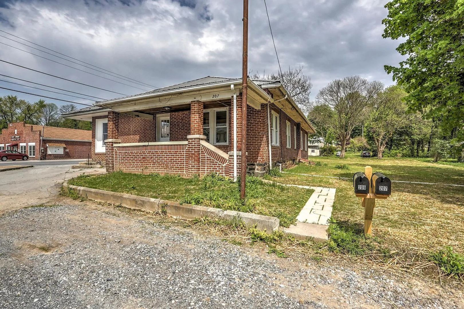 Bainbridge House: 207 Falmouth Rd