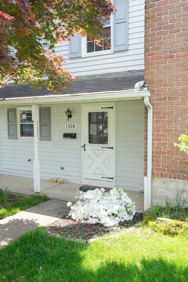 Elizabethtown House: 1308 S Mount Joy St