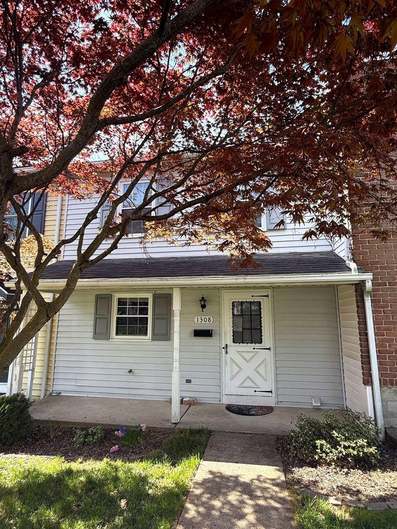 Elizabethtown House: 1308 S Mount Joy St