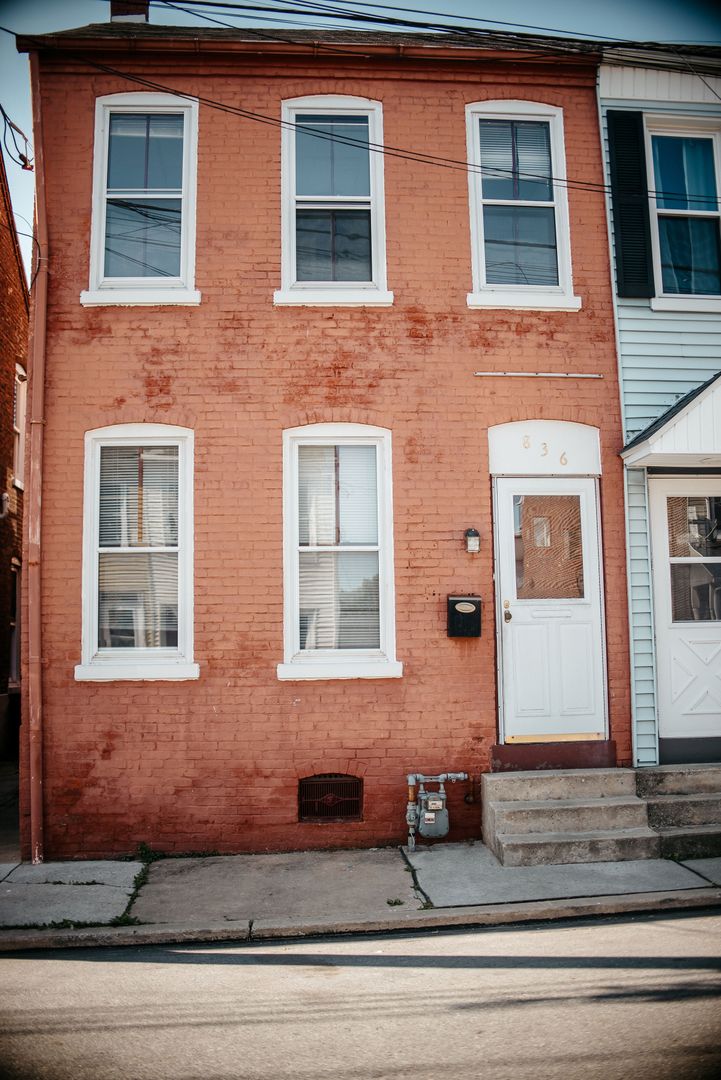 Columbia House: 836 Houston St