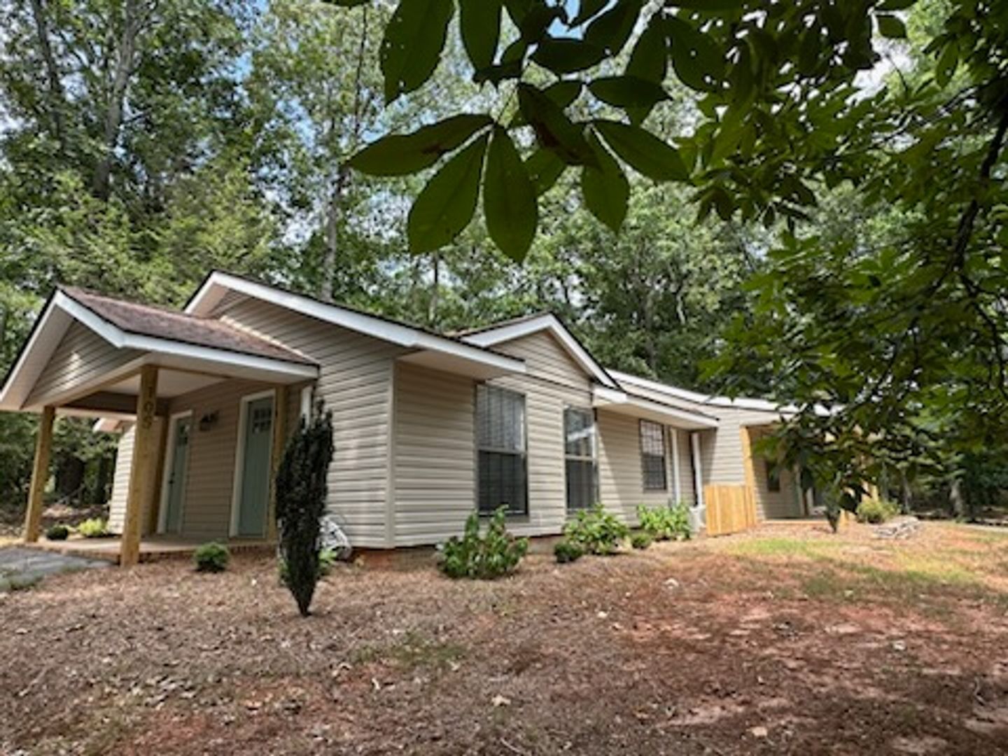 Seneca Apartment: 100 Timber Ridge Ln