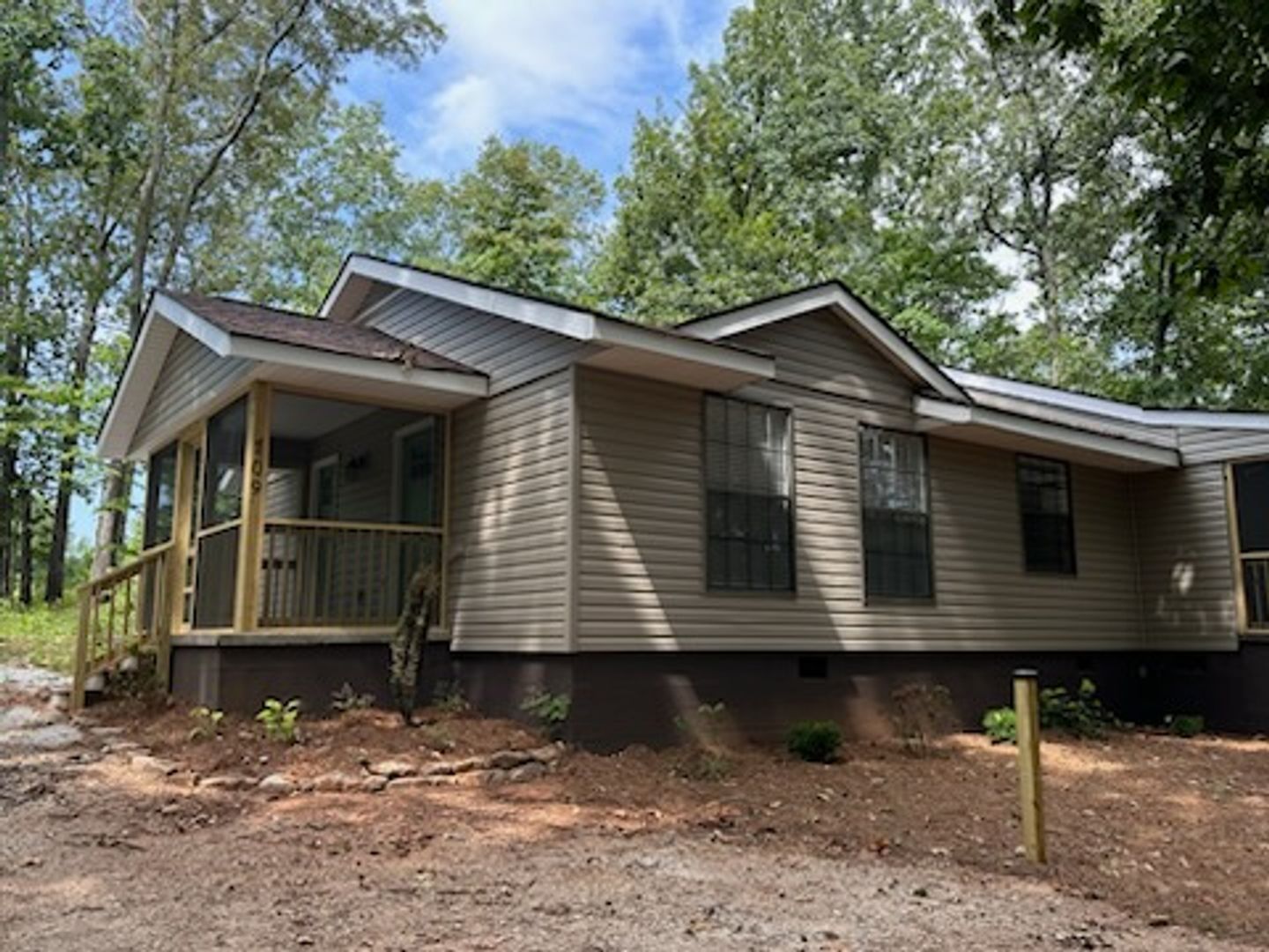Seneca Apartment: 100 Timber Ridge Ln