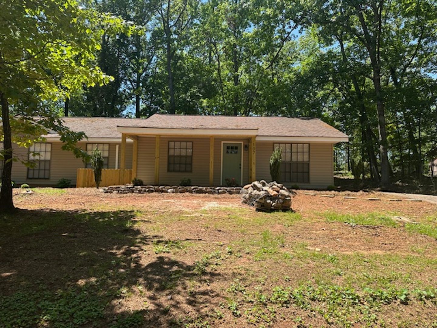 Seneca Apartment: 100 Timber Ridge Ln