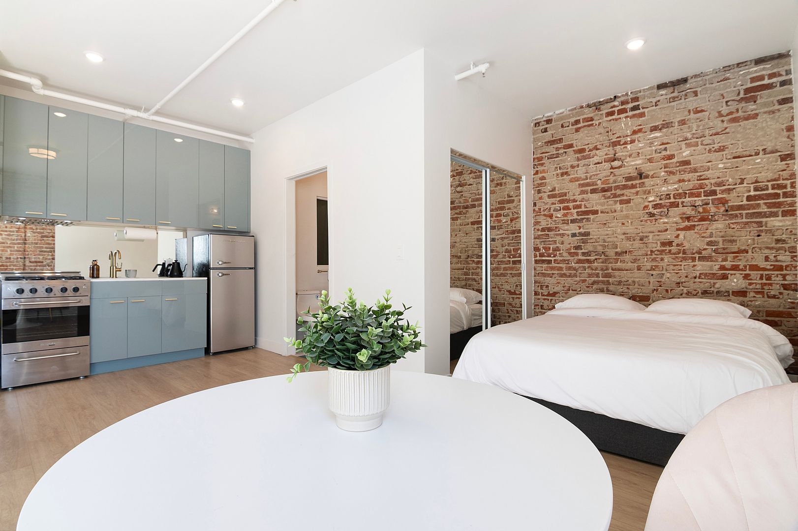 Glendale Apartment: 202 E Wilson Ave