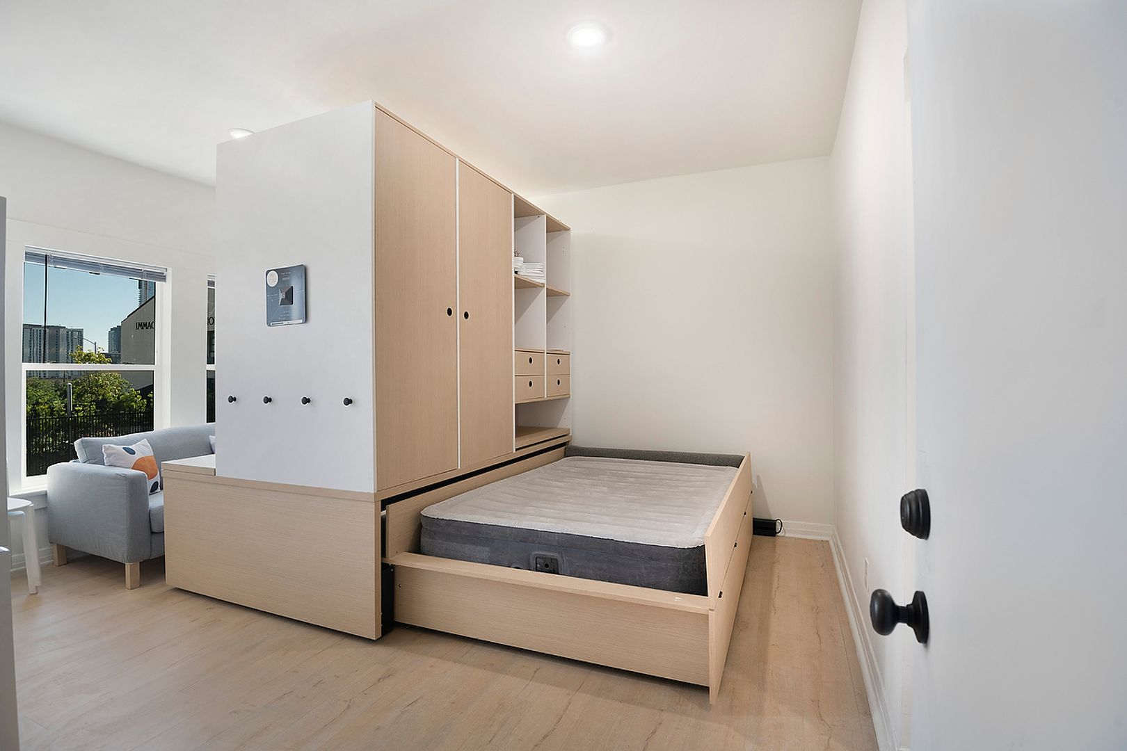 Los Angeles Apartment: 1520 8th St