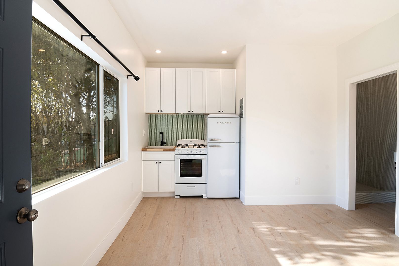 Los Angeles Apartment: 1039 N Bonnie Brae St