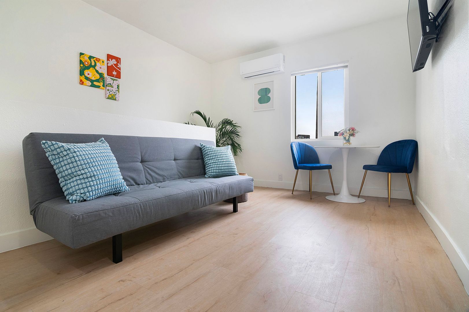 Los Angeles Apartment: 1039 N Bonnie Brae St