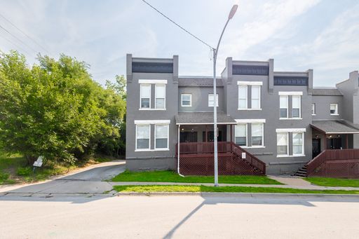 Perfect 1 Bed 1 Bath Apartment Near Downtown Omaha! – photo 1