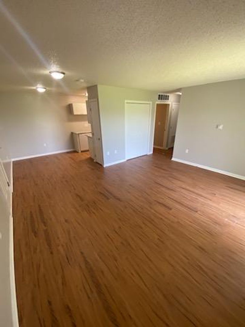 Schuyler Apartment: 940 E 16th Street