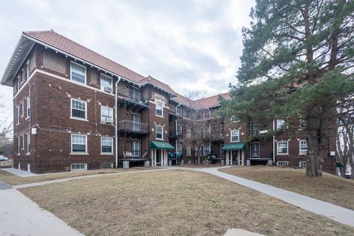 Spacious and Inviting 2 Bed 1 Bath Apartment! – photo 1