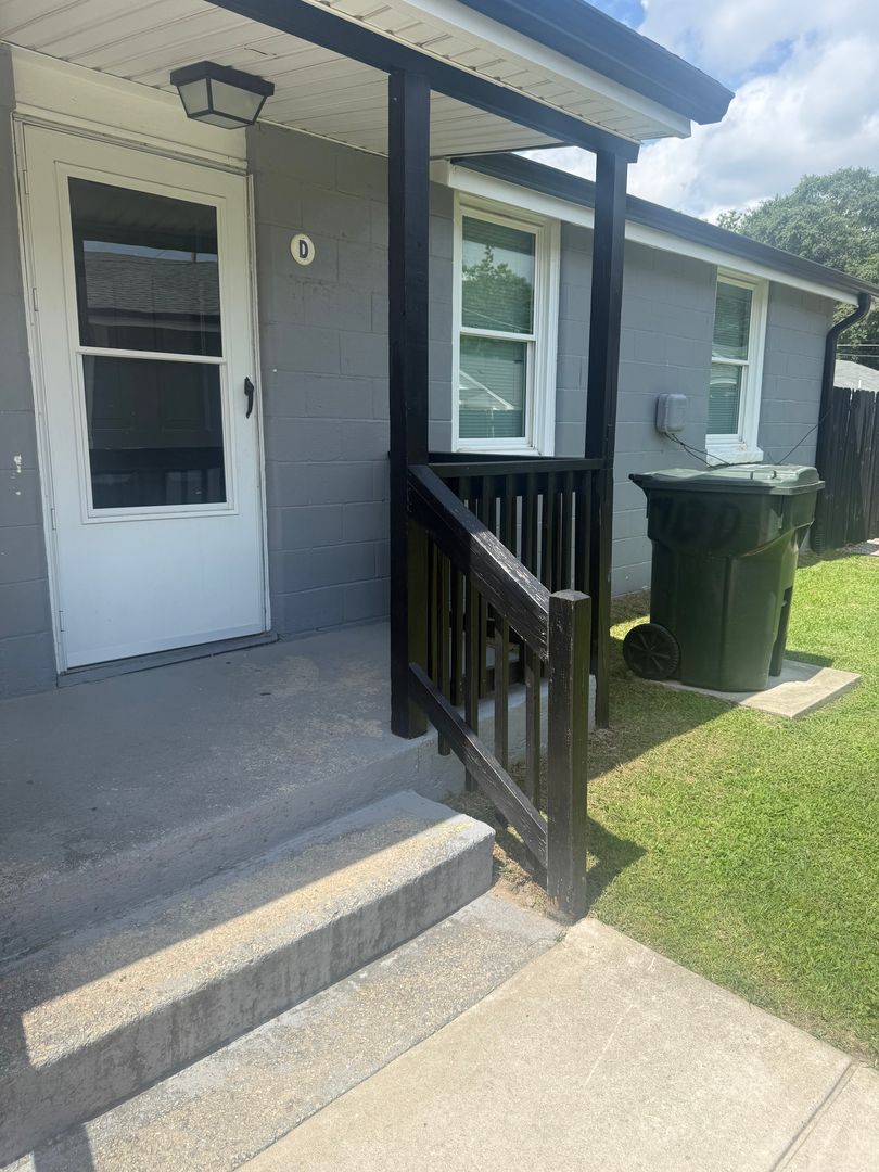Wilson Apartment: 713 Black Creek Road Southeast