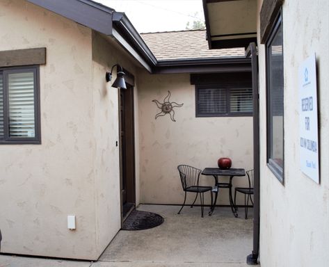 Furnished: Walk to Everything, Clean and Modern! Washer and Dryer. 30-day Minimum Stay – photo 1