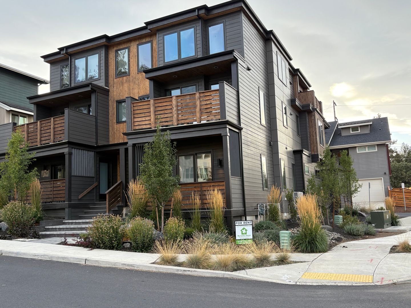 One bedroom apartment on Bend's SW side. End Unit