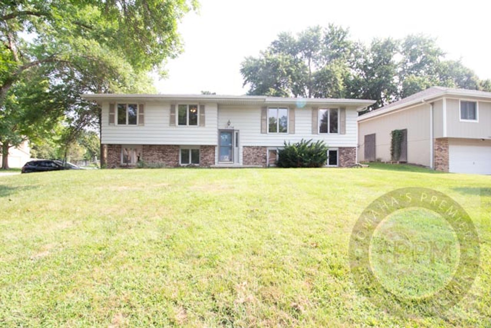 Omaha House: 15134 Farnam Cir
