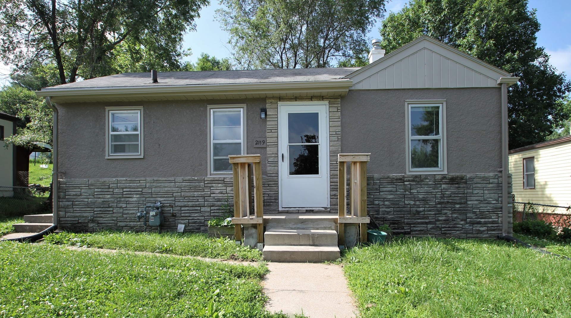 Omaha House: 2119 Monroe St