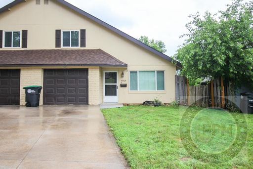 Spacious 3 Bedroom / 2 Bathroom Duplex – photo 1