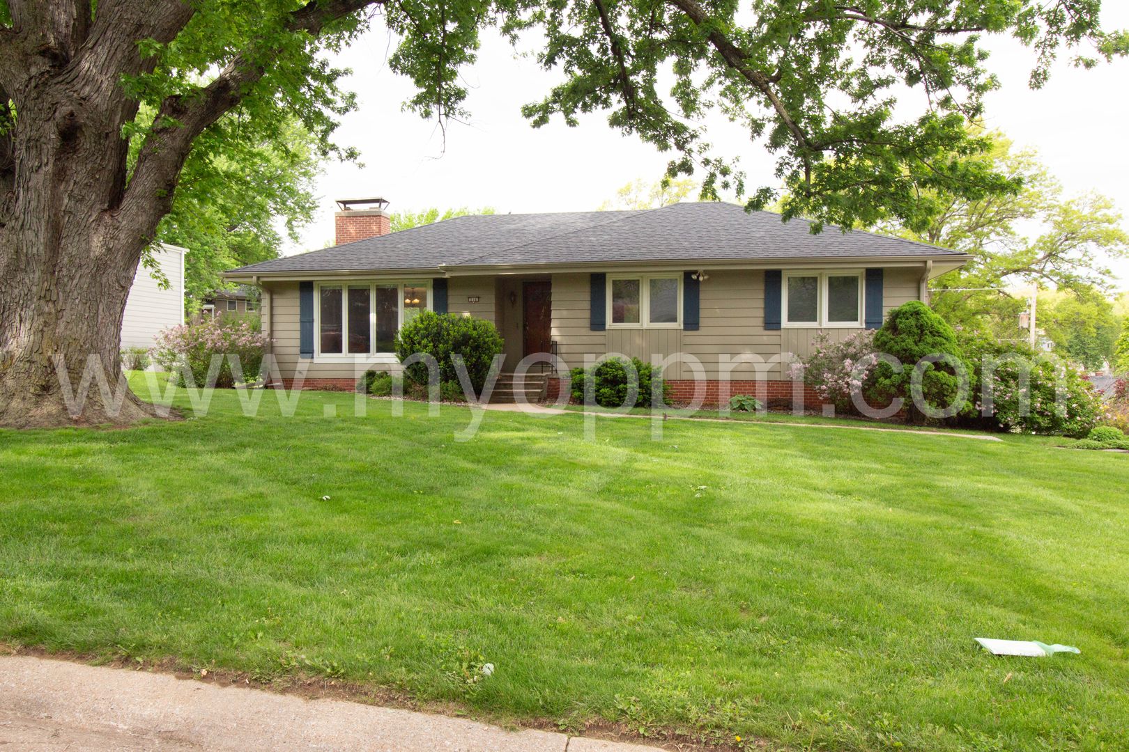 Omaha House: 216 S 86th St