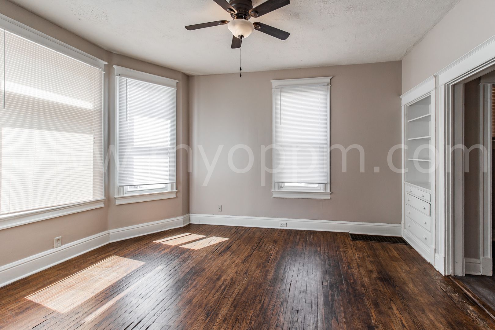 Omaha House: 120 N 40th St