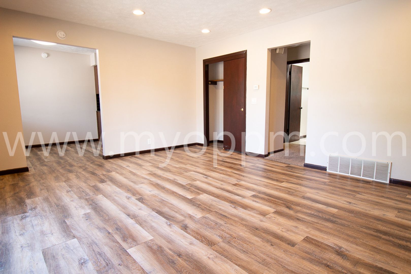 Omaha Apartment: 2903 N 76th St