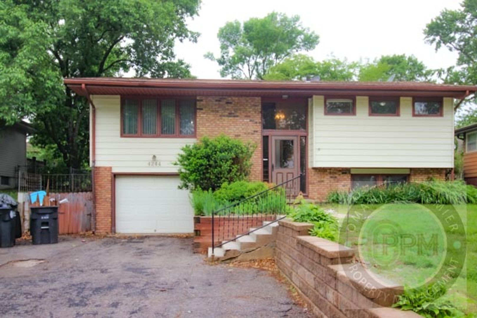 Omaha House: 4244 N 93rd St