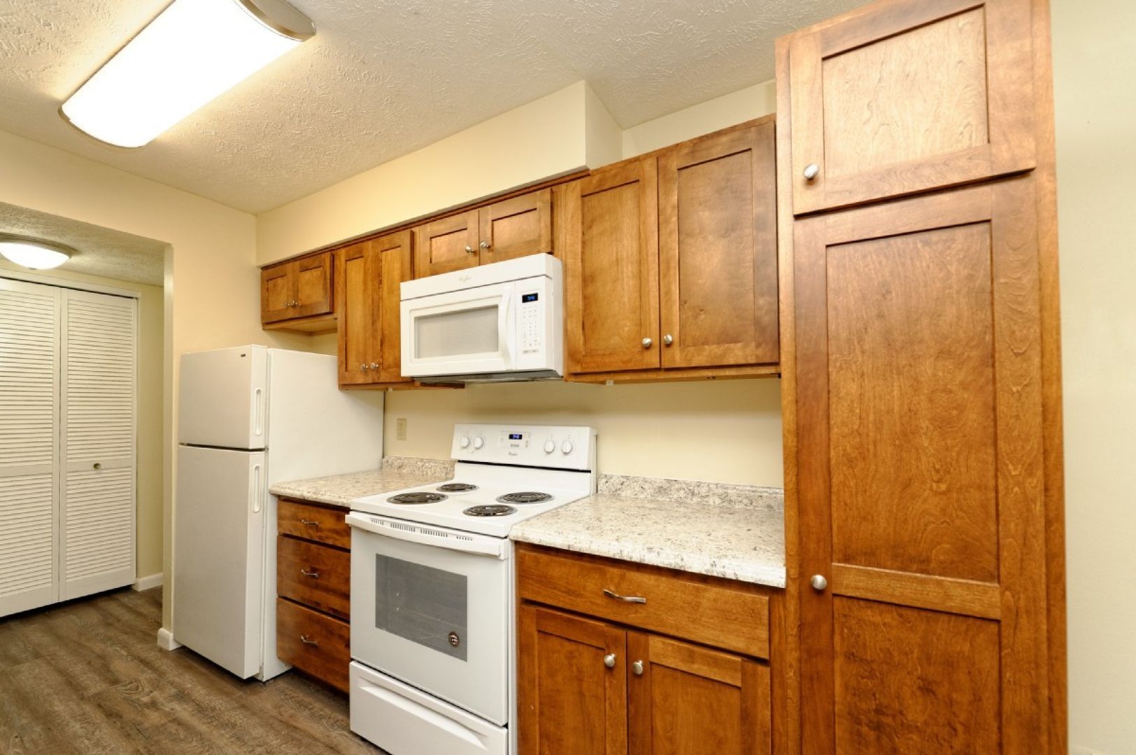 Bellevue Apartment: 818 Lincoln Rd