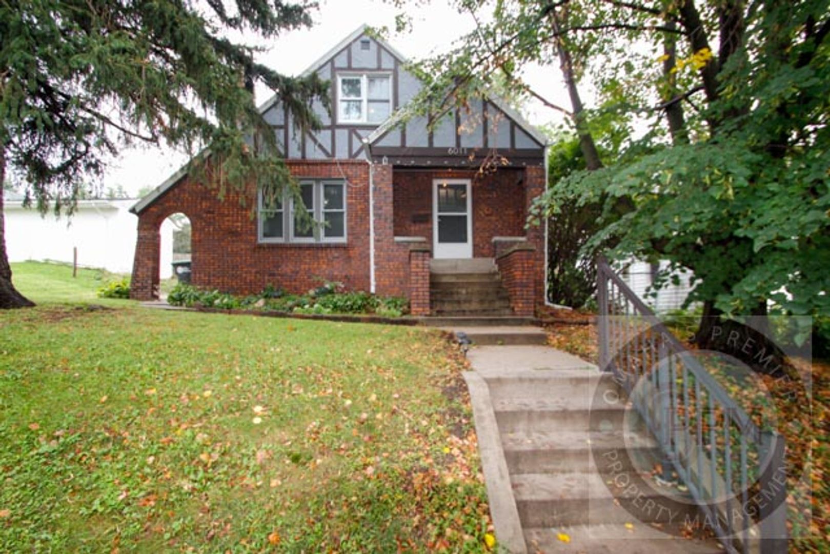 Omaha House: 6011 Walnut St