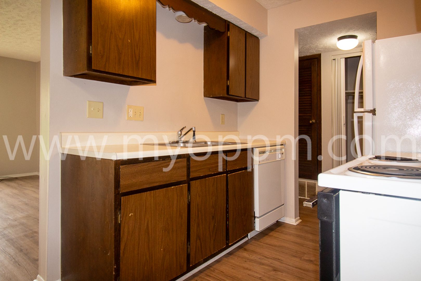 Bellevue Apartment: 818 Lincoln Rd