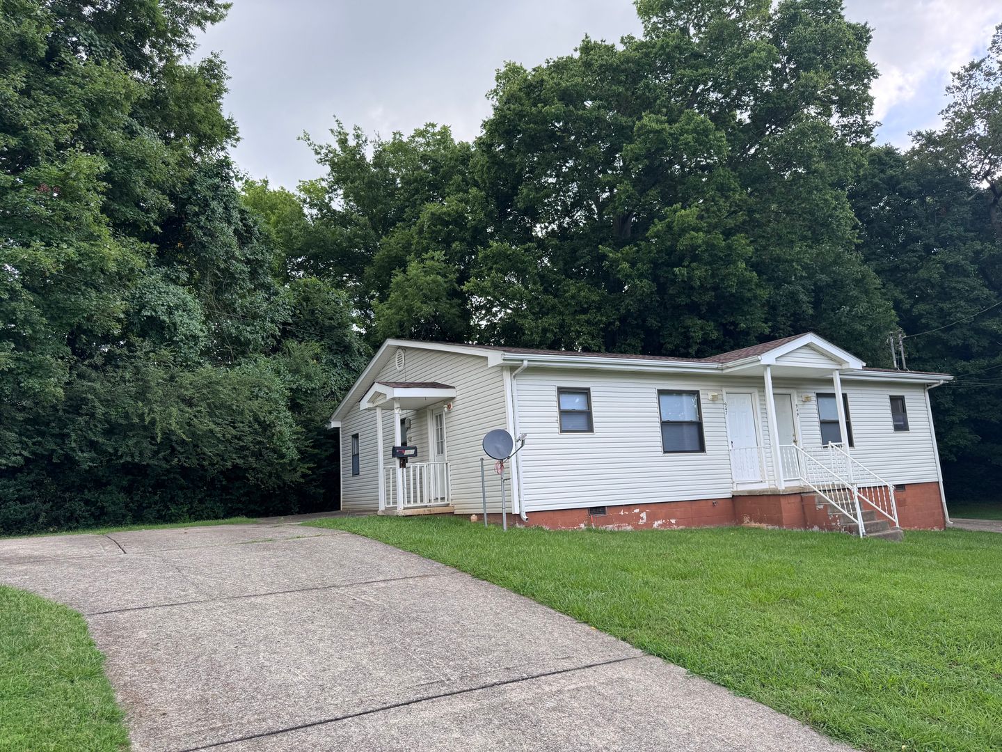 Clarksville Apartment: 947 & 949 Charlotte St