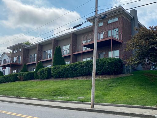 Trendy Downtown Condo! 2 bedroom & 1.5 bath. – photo 1