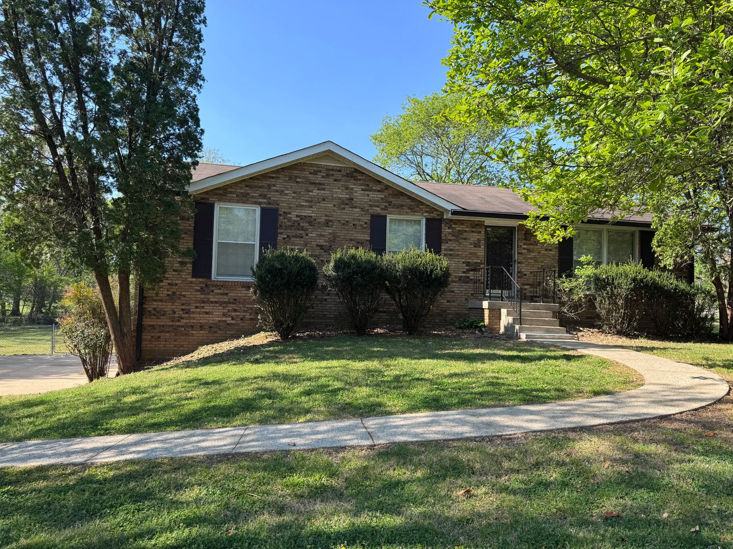Clarksville House: 1553 Armistead Dr