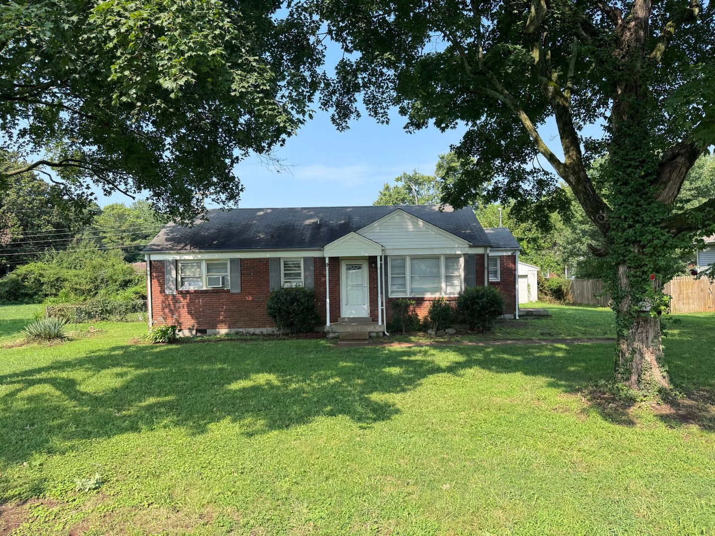 Clarksville House: 9 Welch St