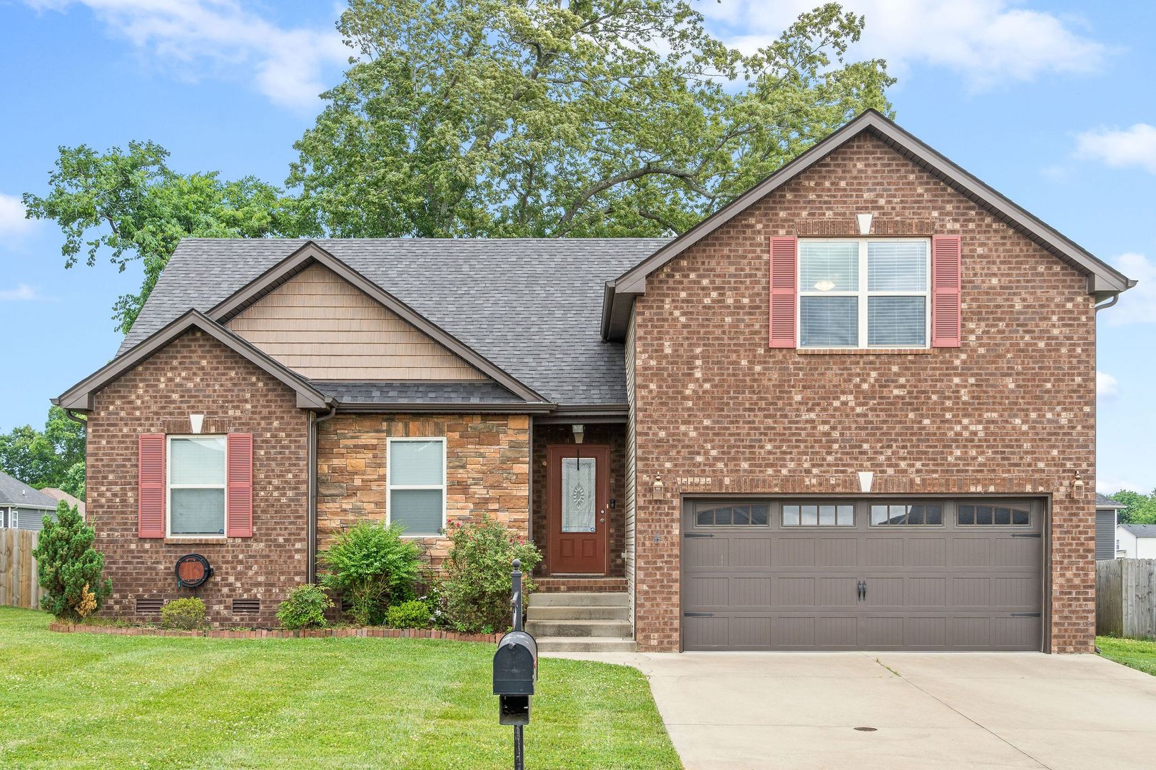 Clarksville House: 1949 Jackie Lorraine Dr