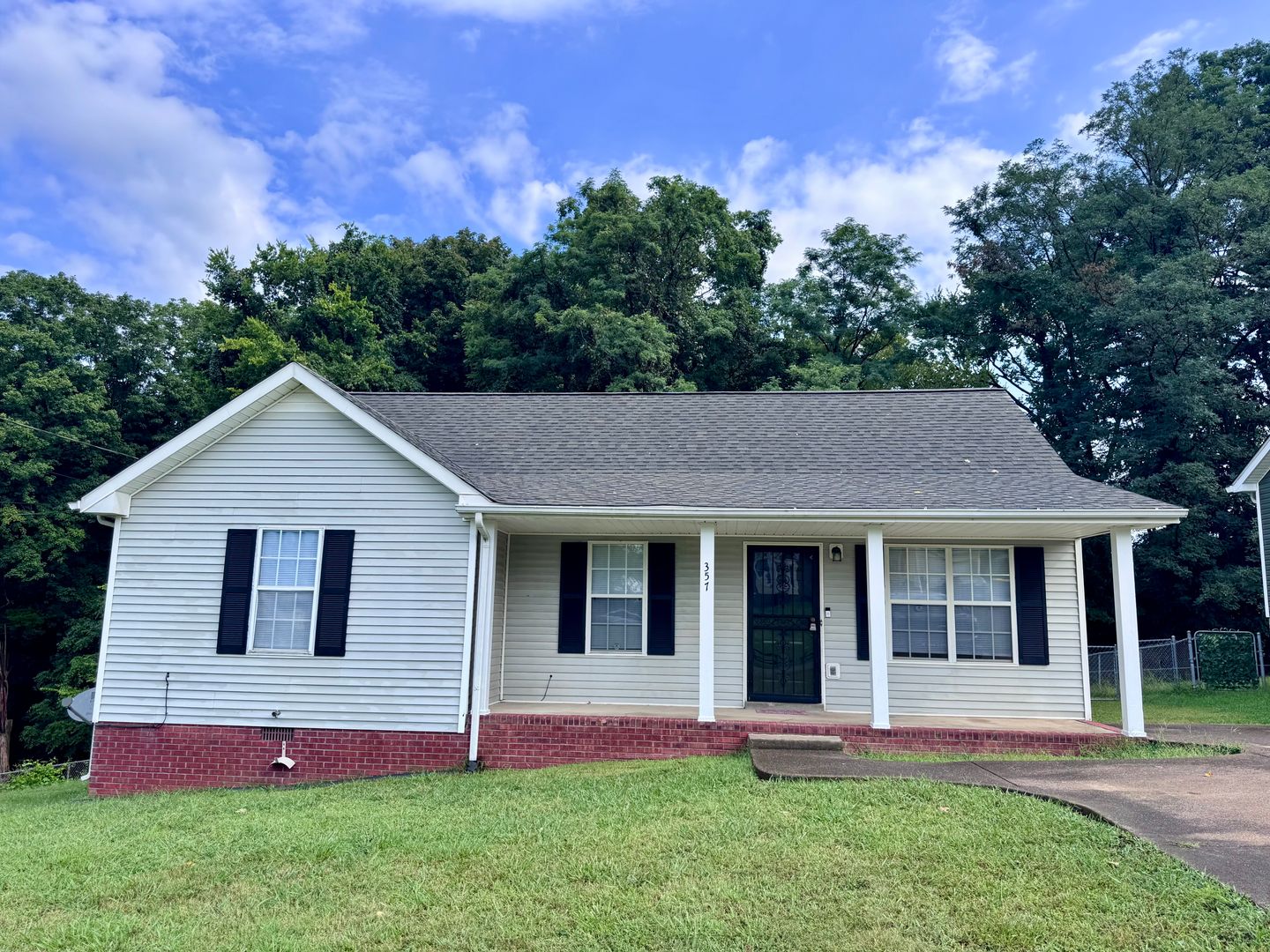 Clarksville House: 357 Treeland Dr