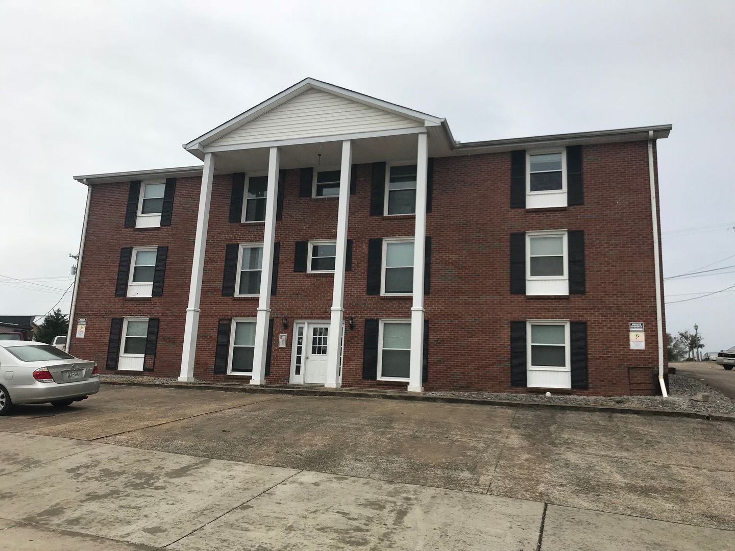 Clarksville Apartment: 526 Main St